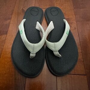 Sanuk women’s flip flops (size 7)